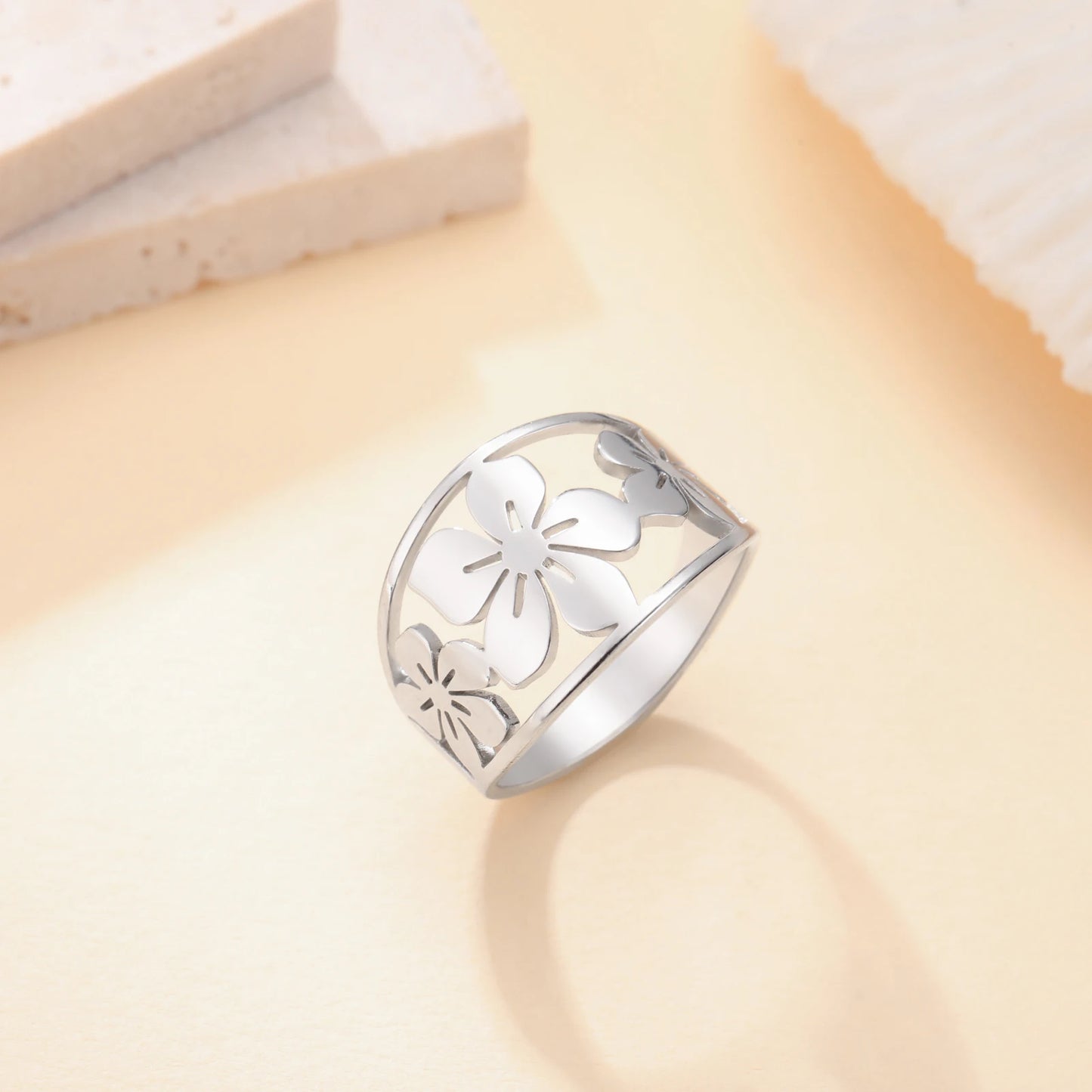 Bague à fleurs multiples argentées
