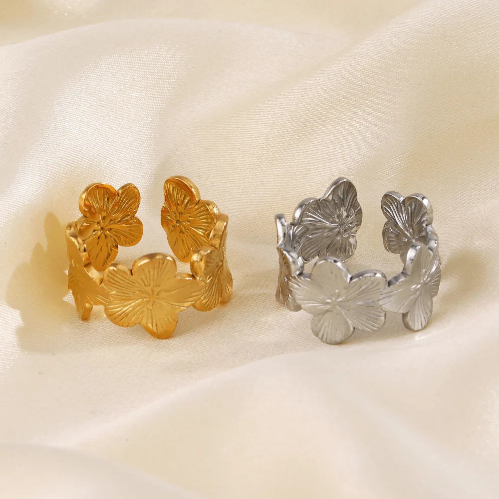 Bague ajustable argentée à fleurs réalistes multiples