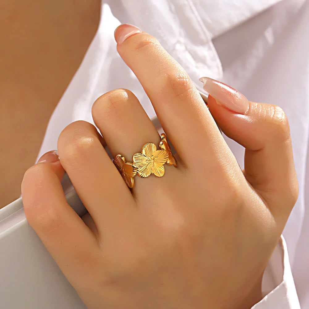 Bague ajustable dorée à fleurs réalistes multiples