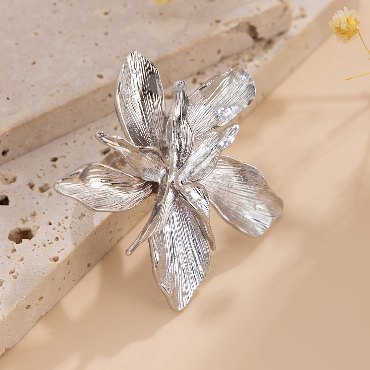 Bague fleur argentée design