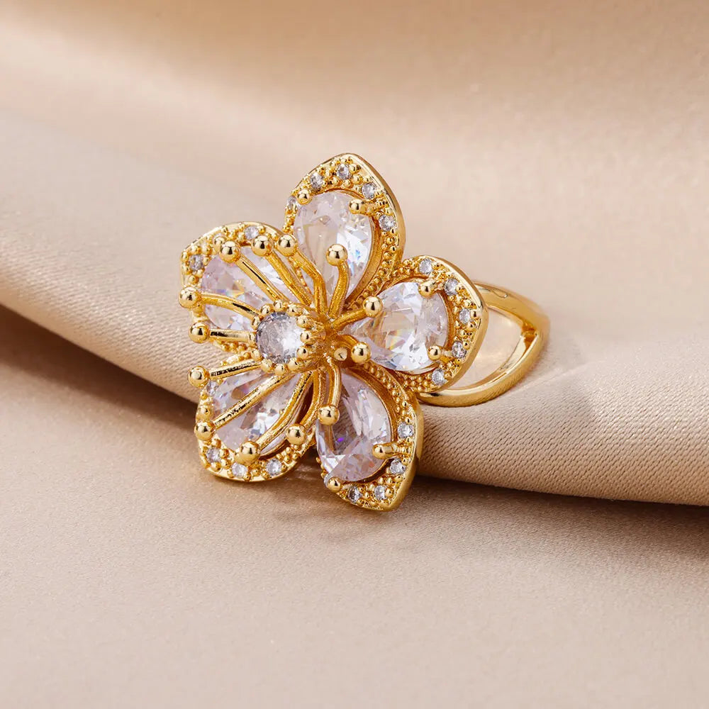 Bague fleur dorée à pétales blanches fantaisie