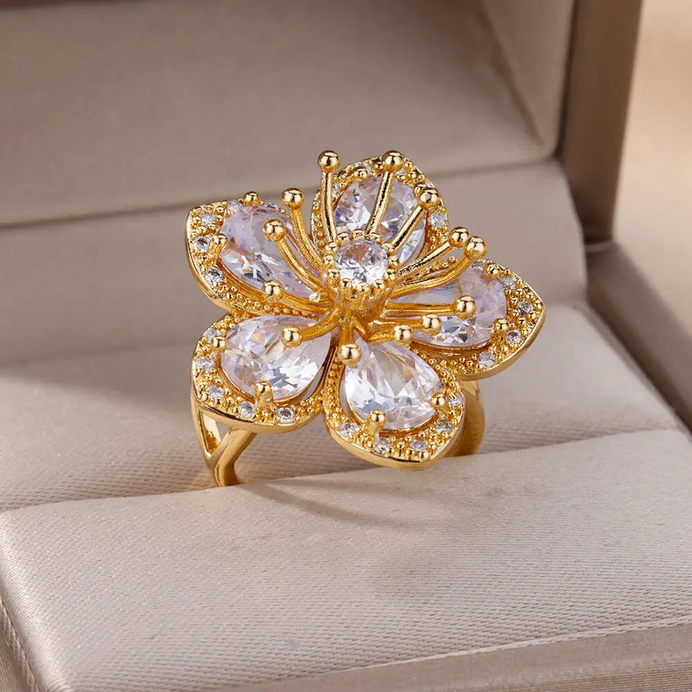 Bague fleur dorée à pétales blanches fantaisie