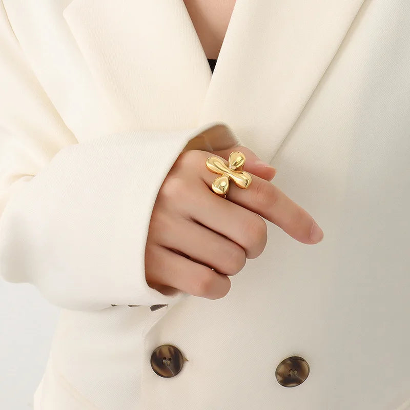 Bague fleur dorée arrondie