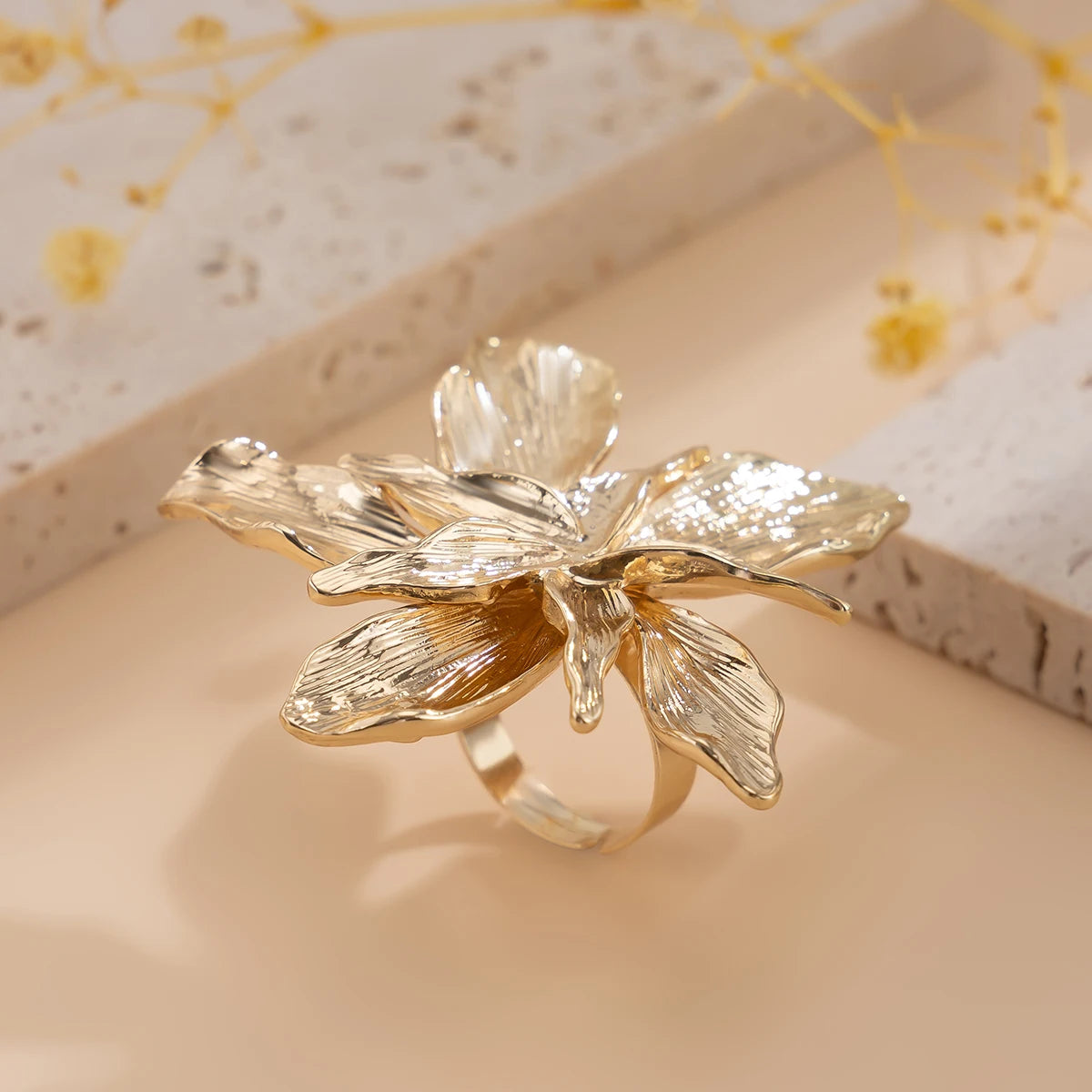 Bague fleur dorée design