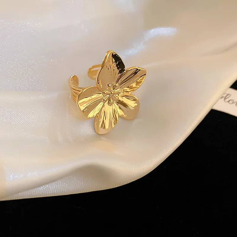 Bague fleur dorée ouverte