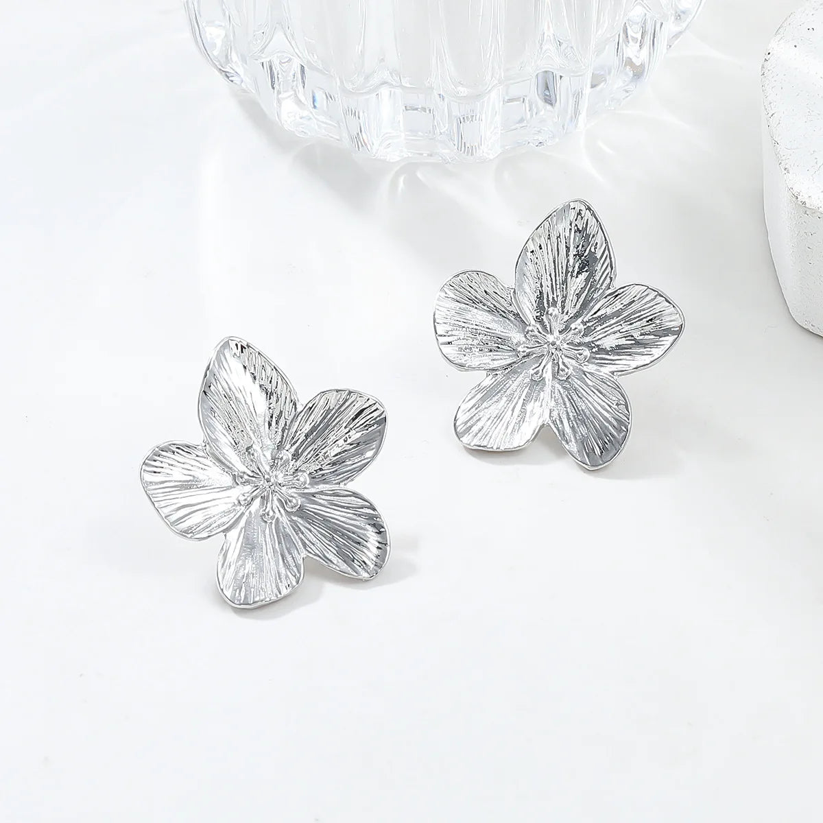 Boucles d'oreilles fleurs argentées classiques