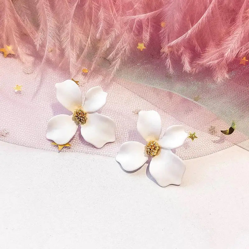 Boucles d'oreilles fleurs blanches réalistes