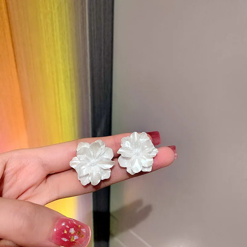 Boucles d'oreilles fleurs blanches resine