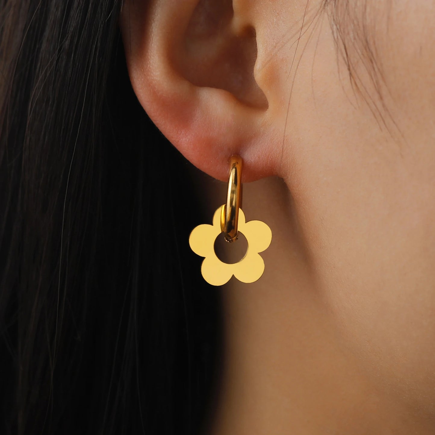 Boucles d'oreilles fleurs créoles arrondies dorées
