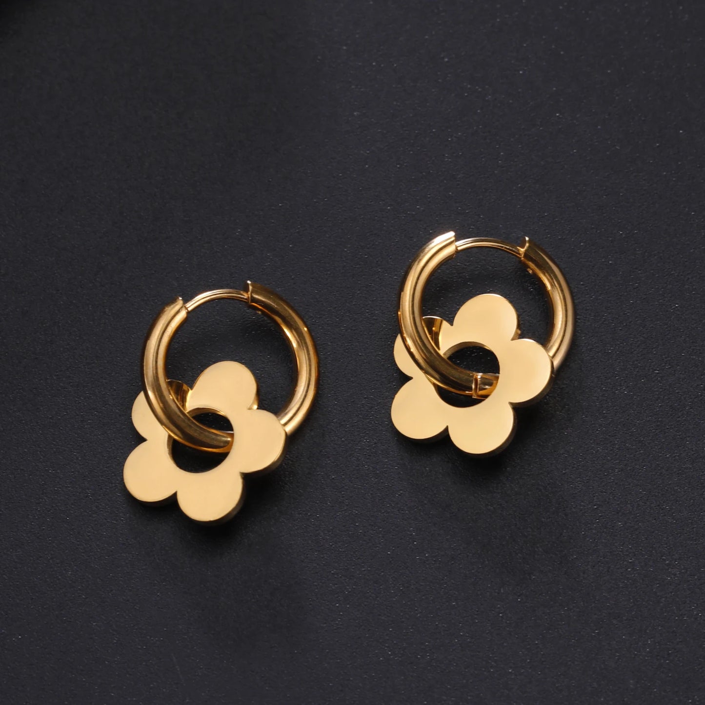 Boucles d'oreilles fleurs créoles arrondies dorées