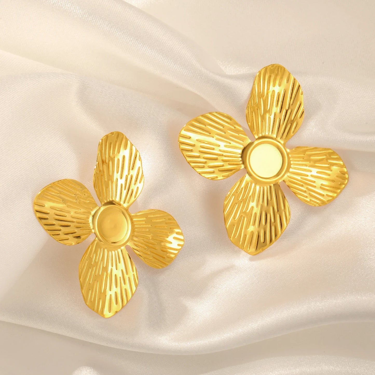 Boucles d'oreilles fleurs dorées 4 pétales