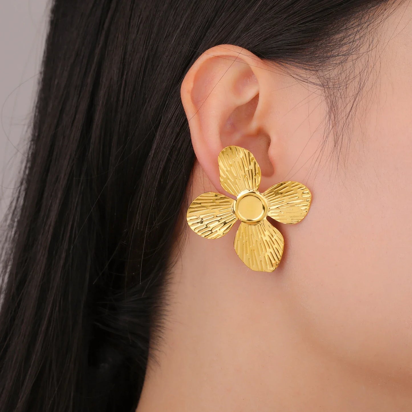 Boucles d'oreilles fleurs dorées 4 pétales