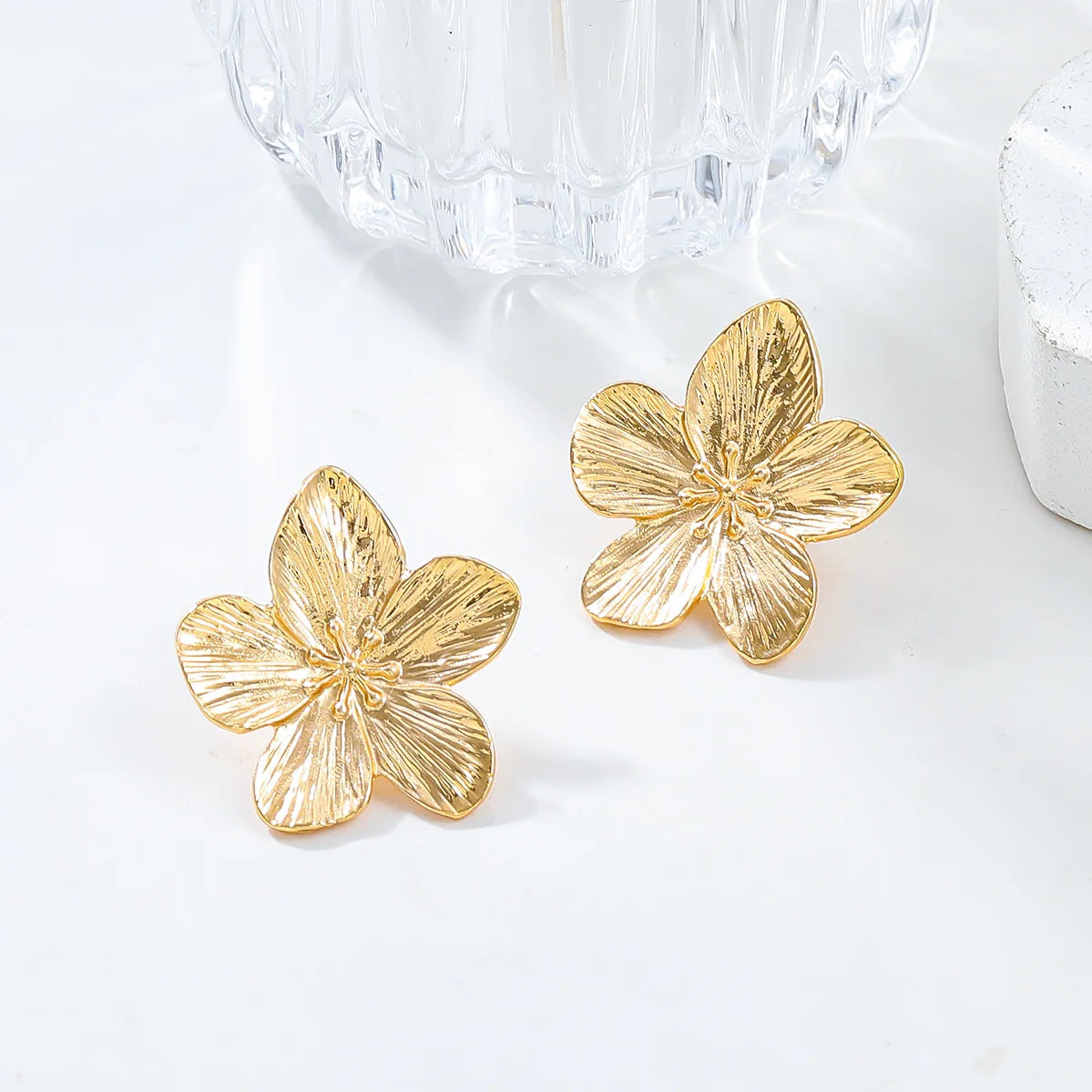 Boucles d'oreilles fleurs dorées classiques