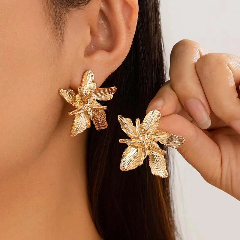 Boucles d'oreilles fleurs dorées design
