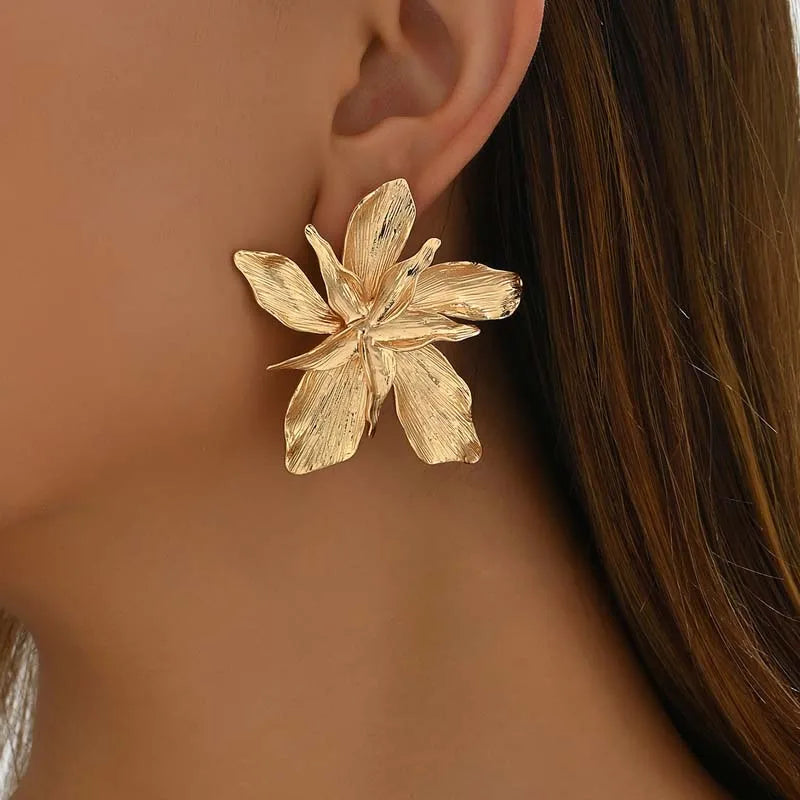 Boucles d'oreilles fleurs dorées design