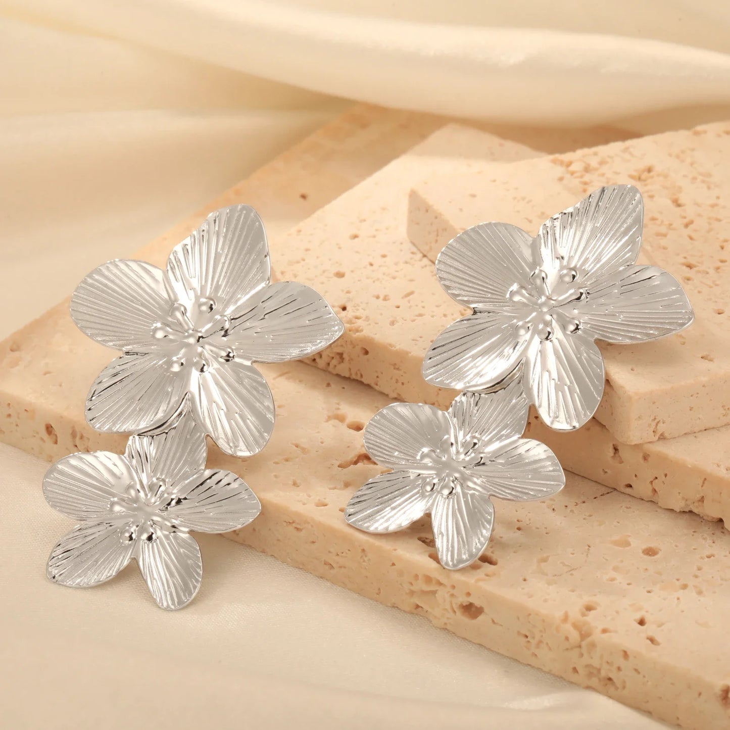 Boucles d'oreilles fleurs double argentées