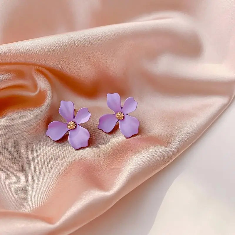 Boucles d'oreilles fleurs violettes réalistes