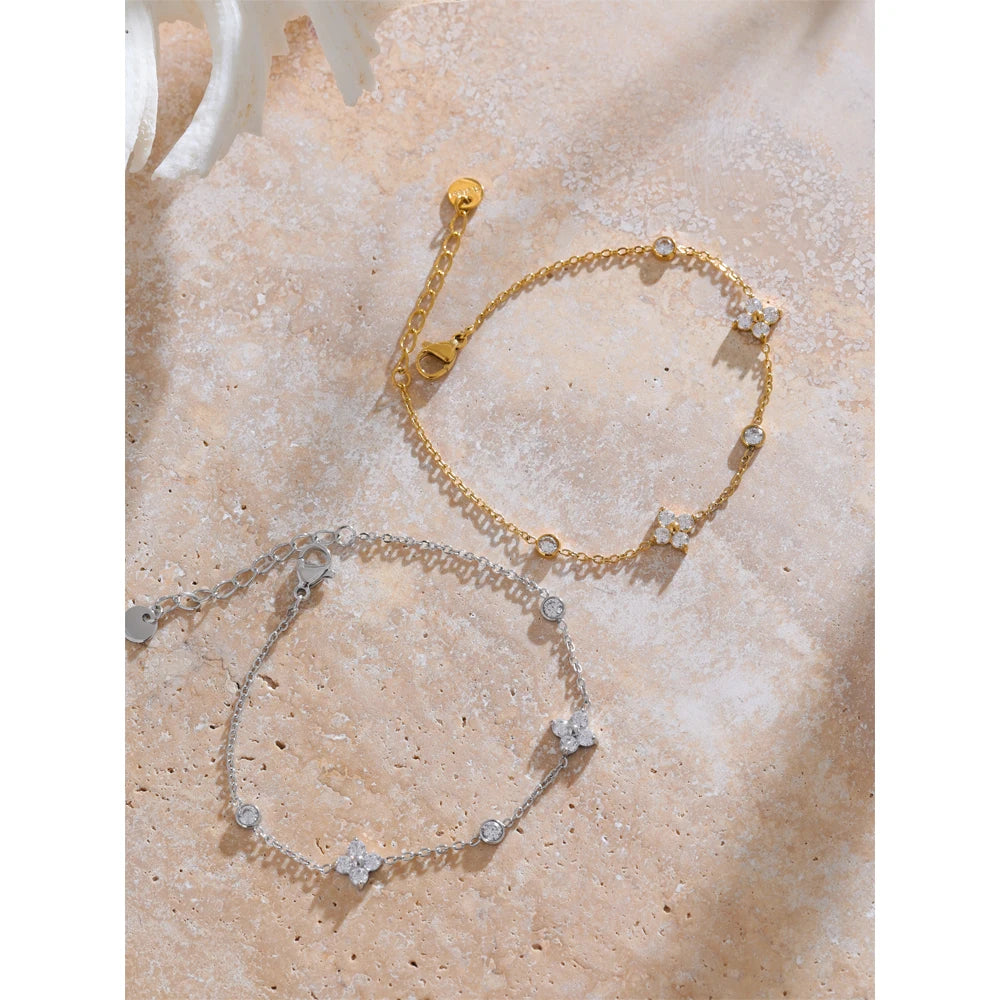 Bracelet à deux fleurs argentées avec cristaux
