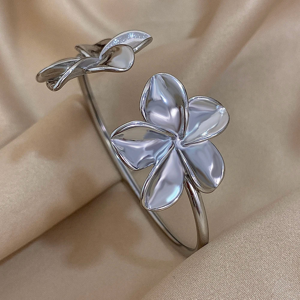 Bracelet ajustable argenté à deux fleurs