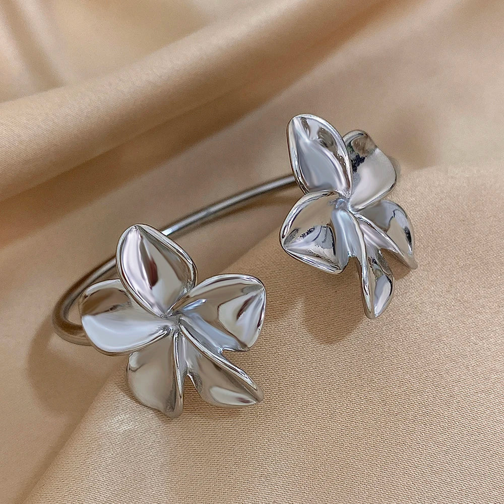 Bracelet ajustable argenté à deux fleurs