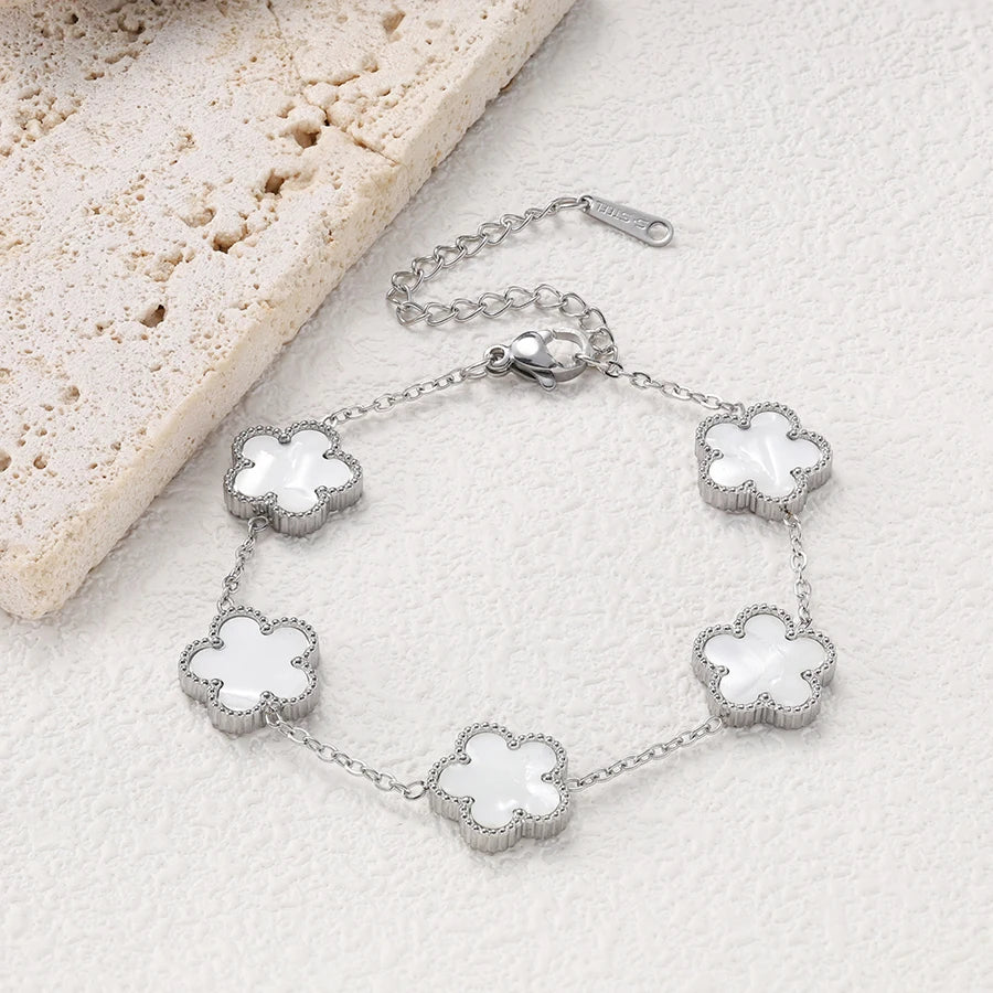 Bracelet argenté à fleurs blanches multiples