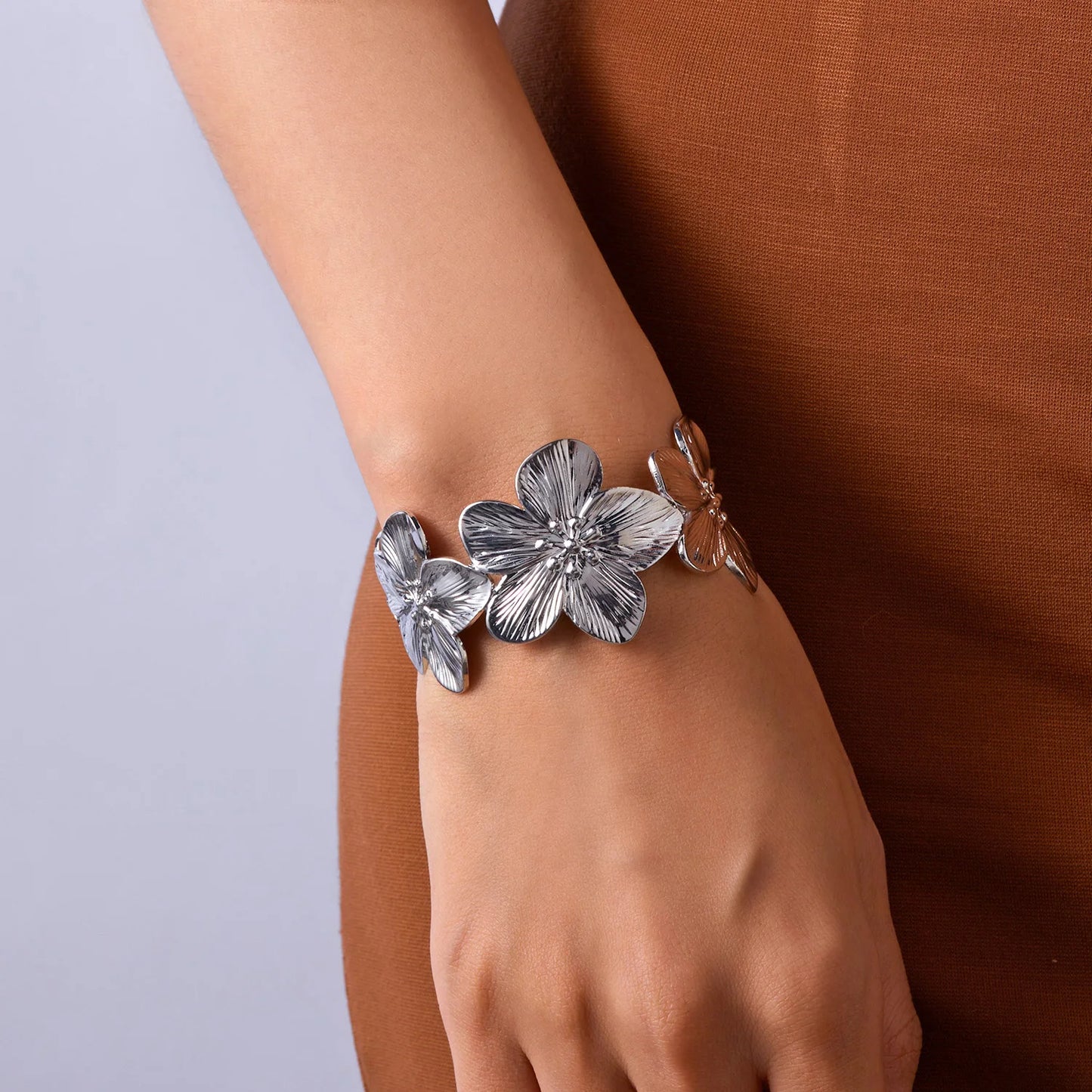 Bracelet argenté à fleurs ouvert