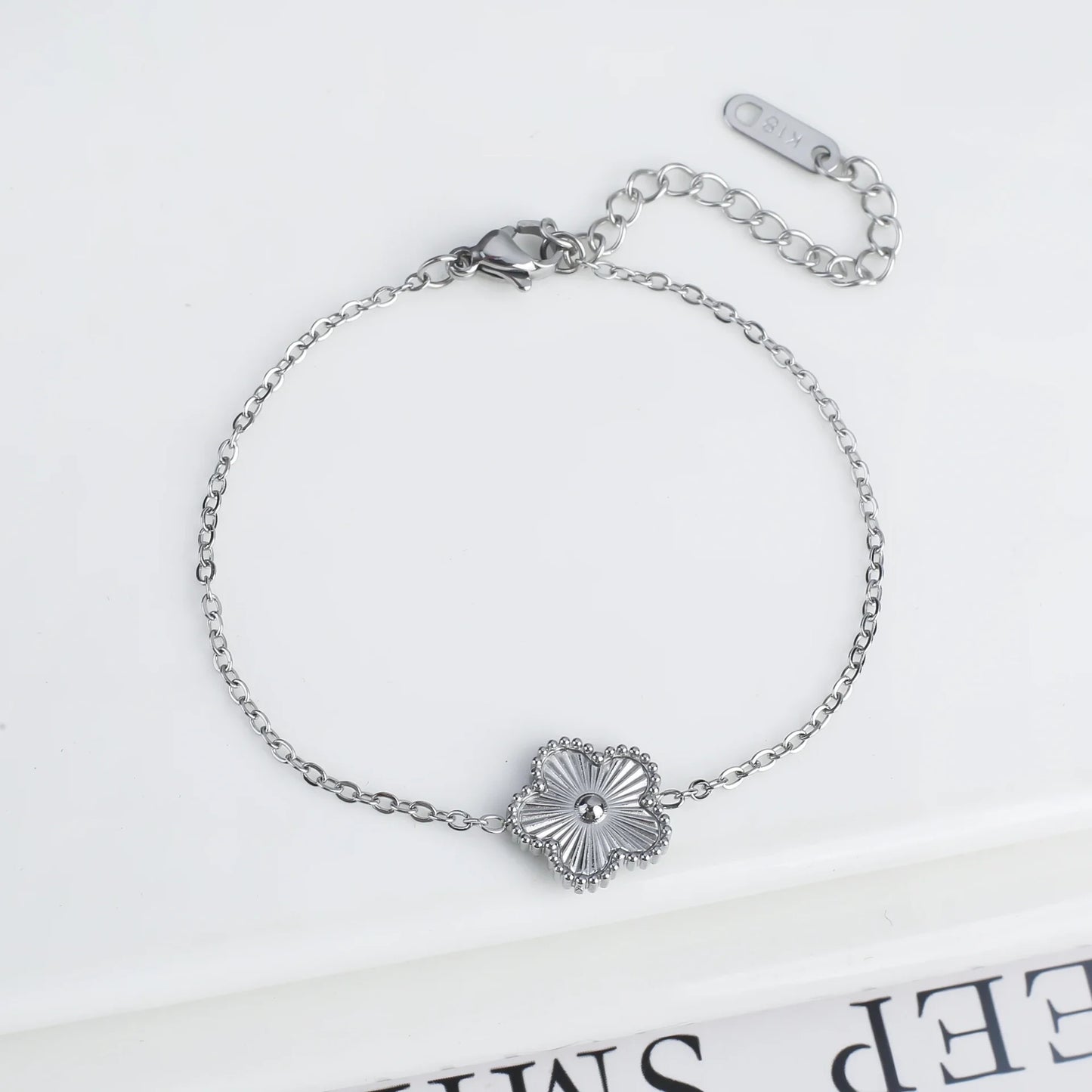 Bracelet argenté avec fleur unique