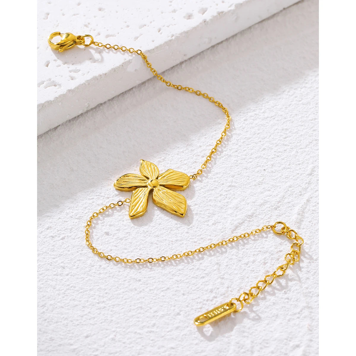 Bracelet avec fleur dorée