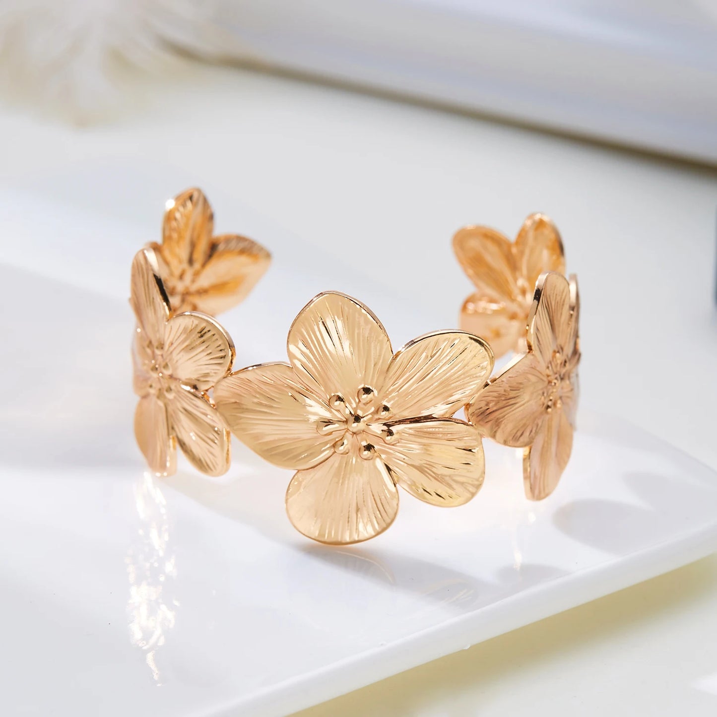 Bracelet doré à fleurs ouvert