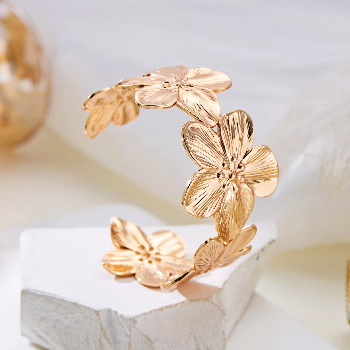 Bracelet doré à fleurs ouvert