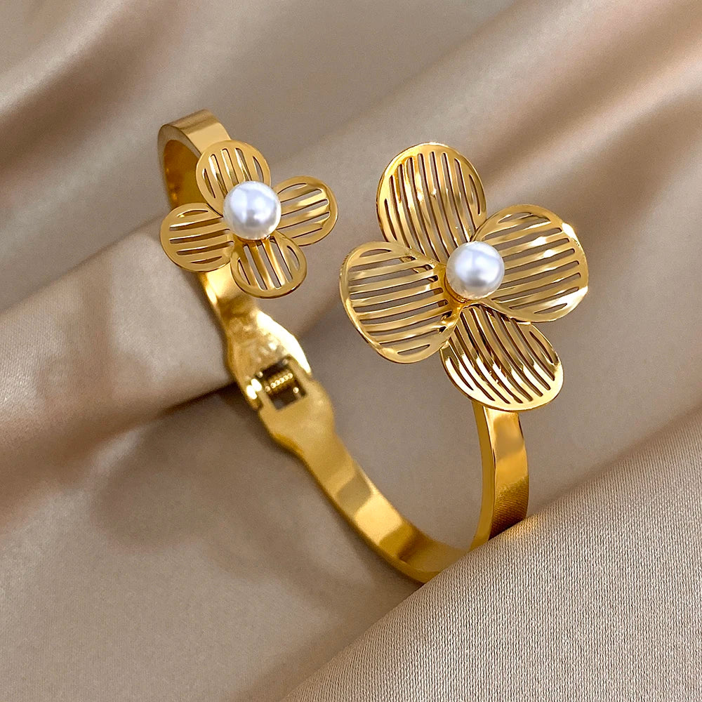 Bracelet doré ajustable à deux fleurs perlées