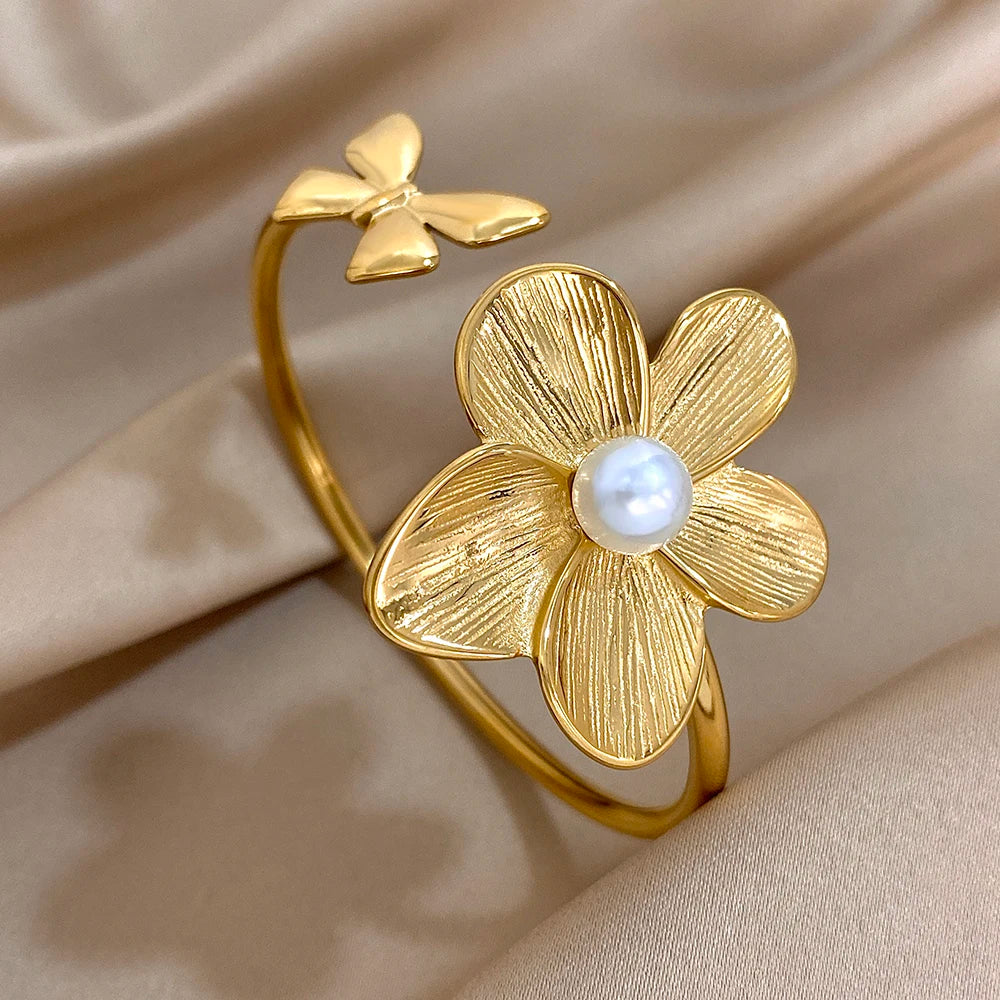 Bracelet doré ajustable à fleur perlée et papillon
