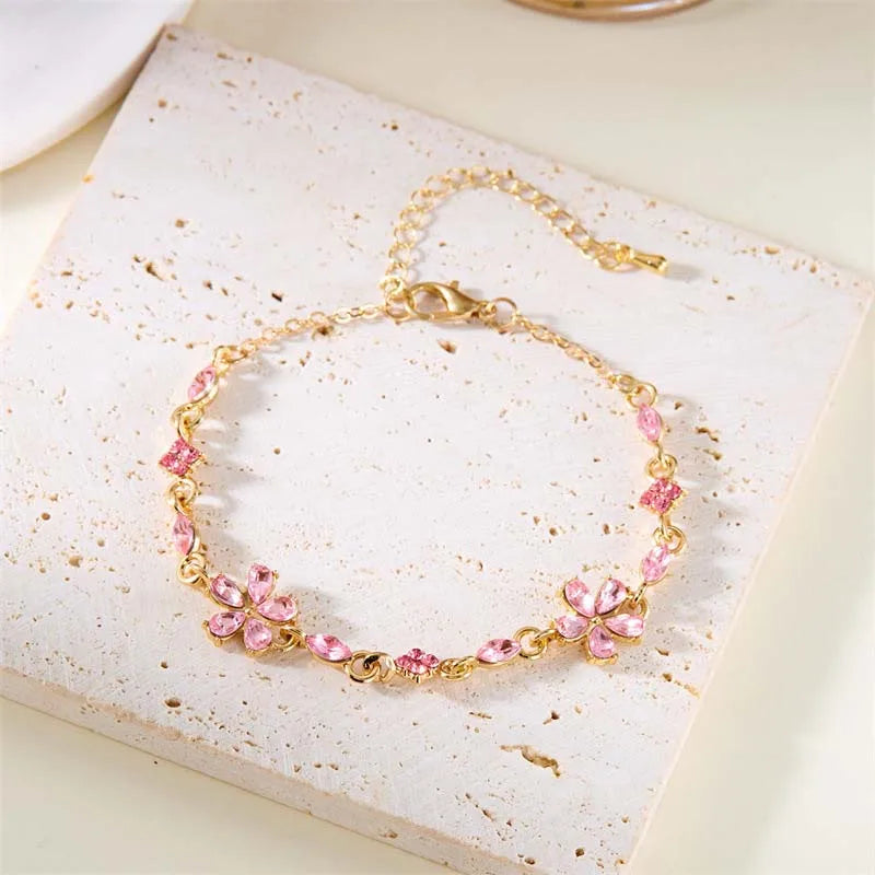 Bracelet doré avec cristaux et fleurs roses