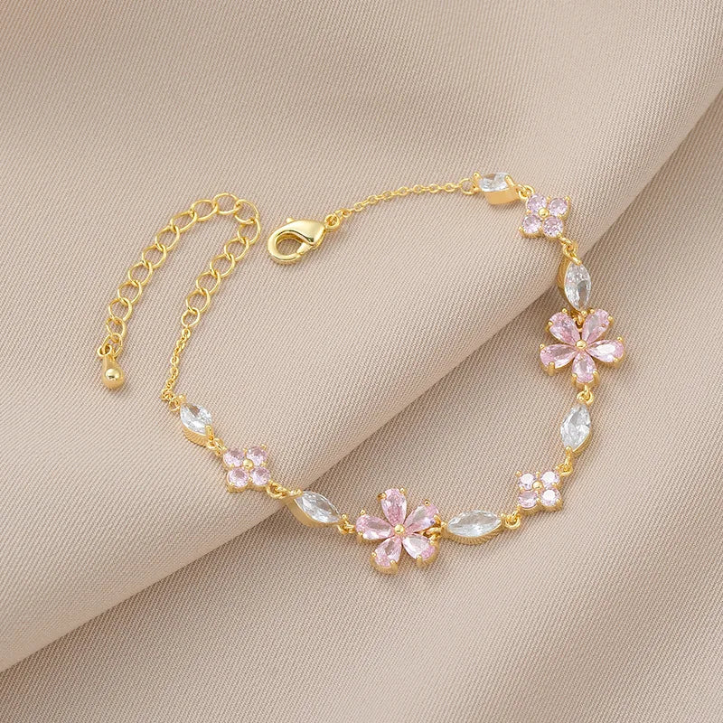 Bracelet doré avec cristaux et fleurs roses