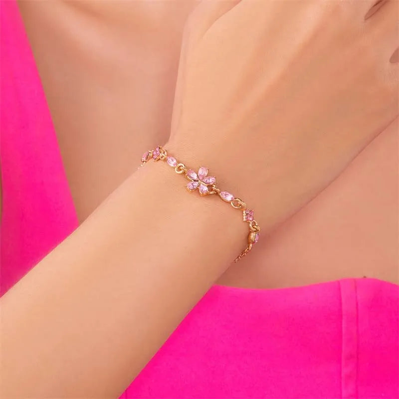 Bracelet doré avec cristaux et fleurs roses