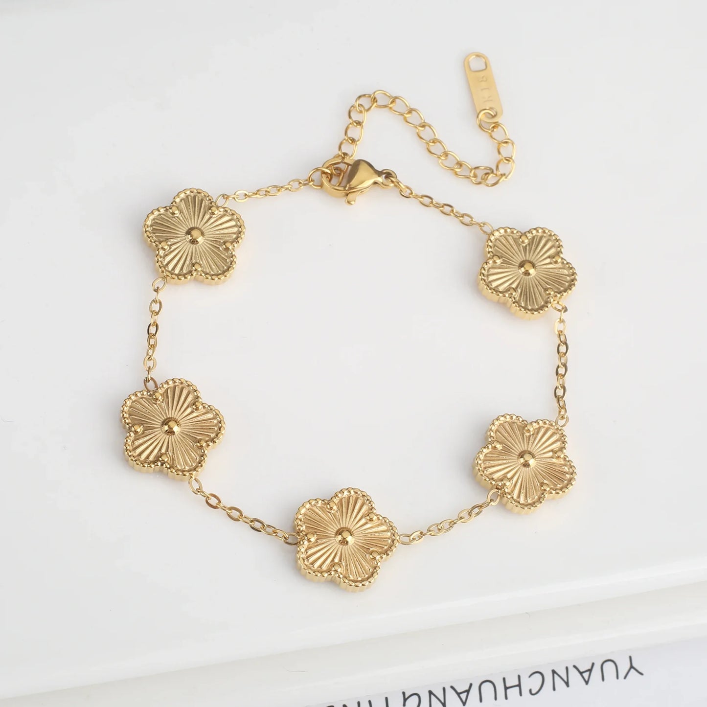 Bracelet doré avec fleurs multiples