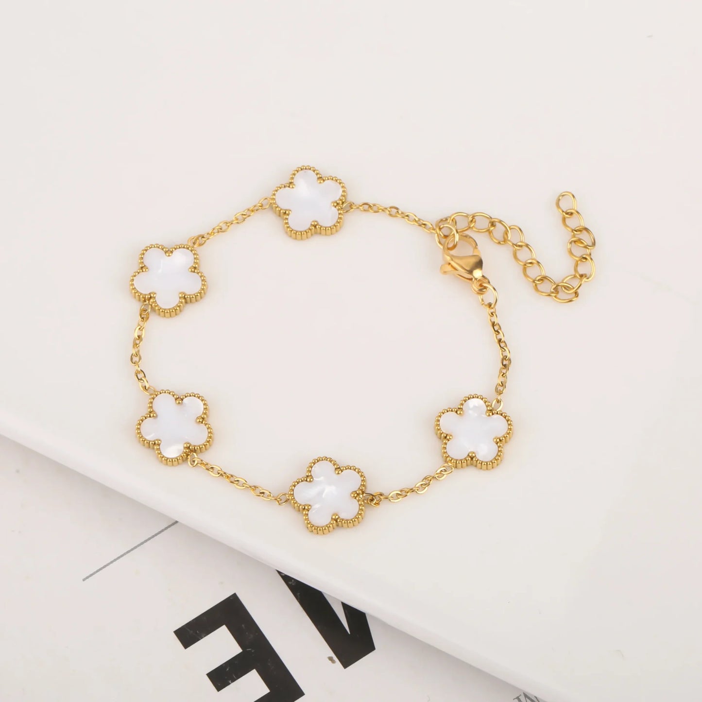 Bracelet fleurs blanc nacré or