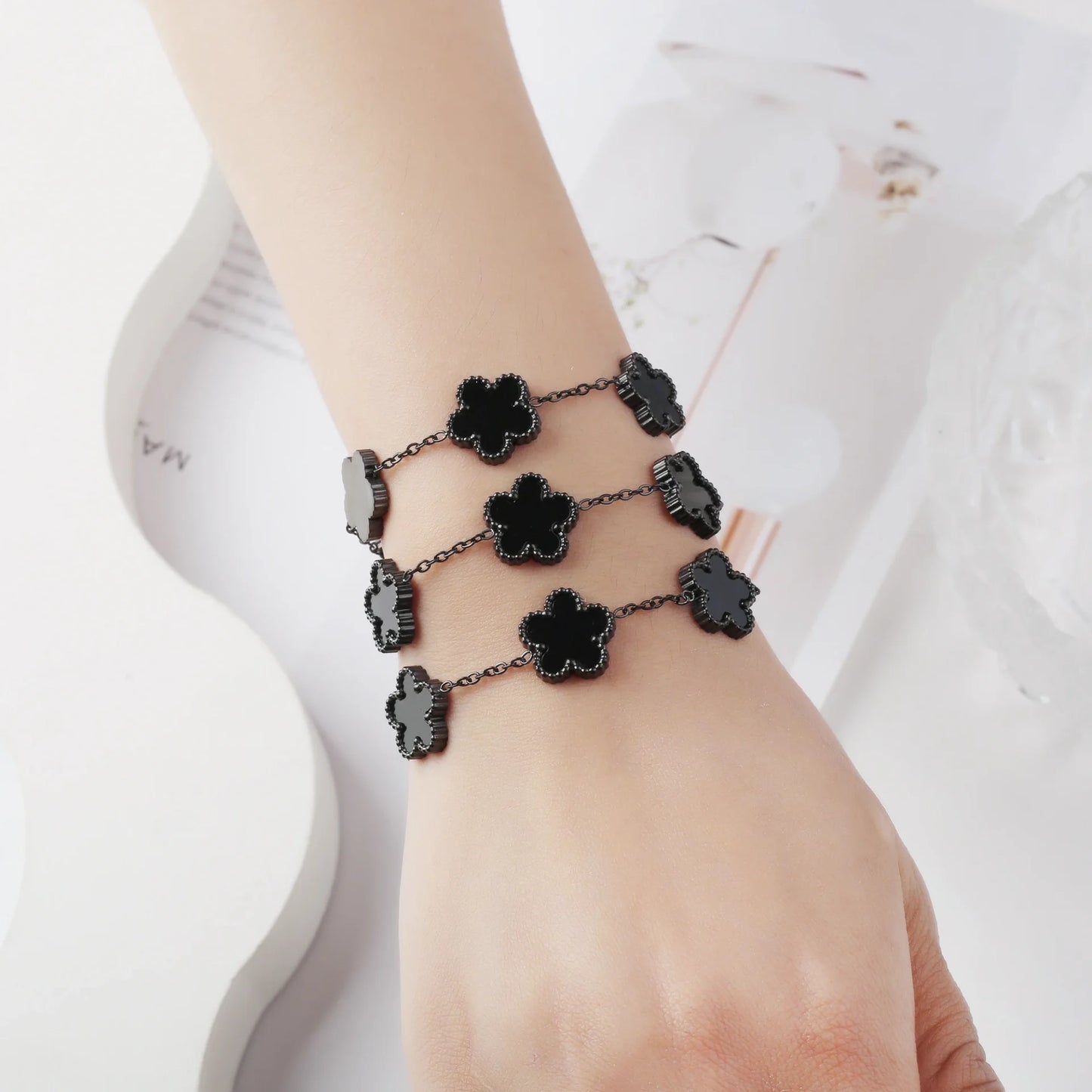 Bracelet fleurs noir laqué