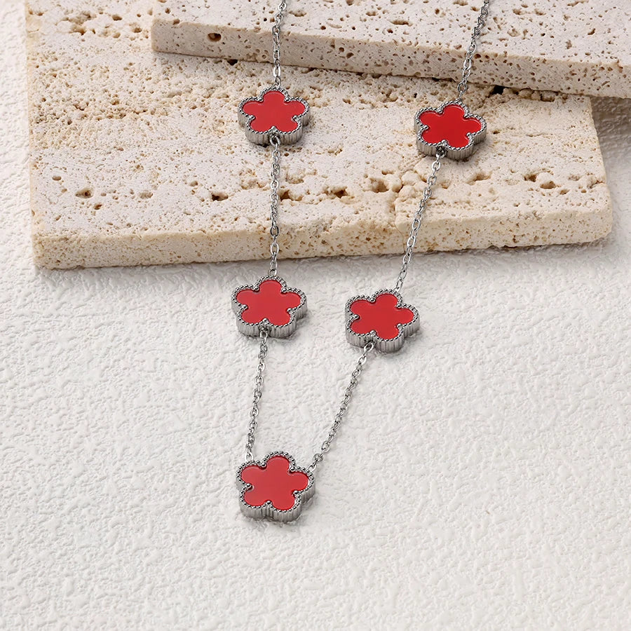 Collier argenté à fleurs rouges multiples