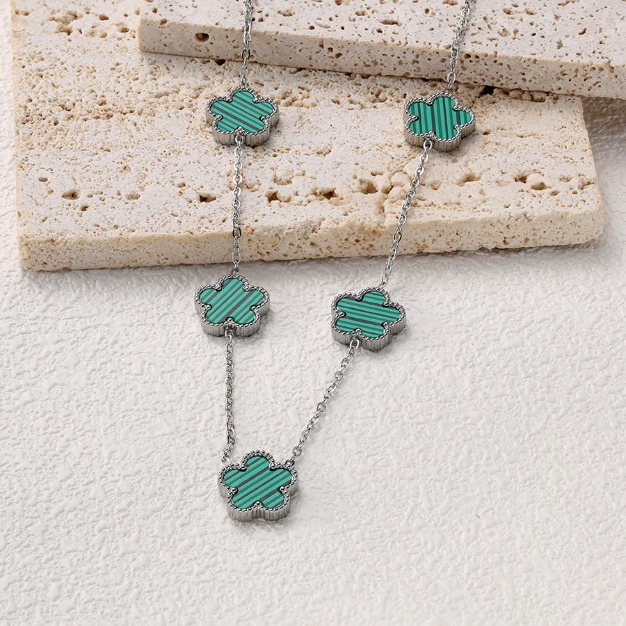 Collier argenté à fleurs vertes multiples