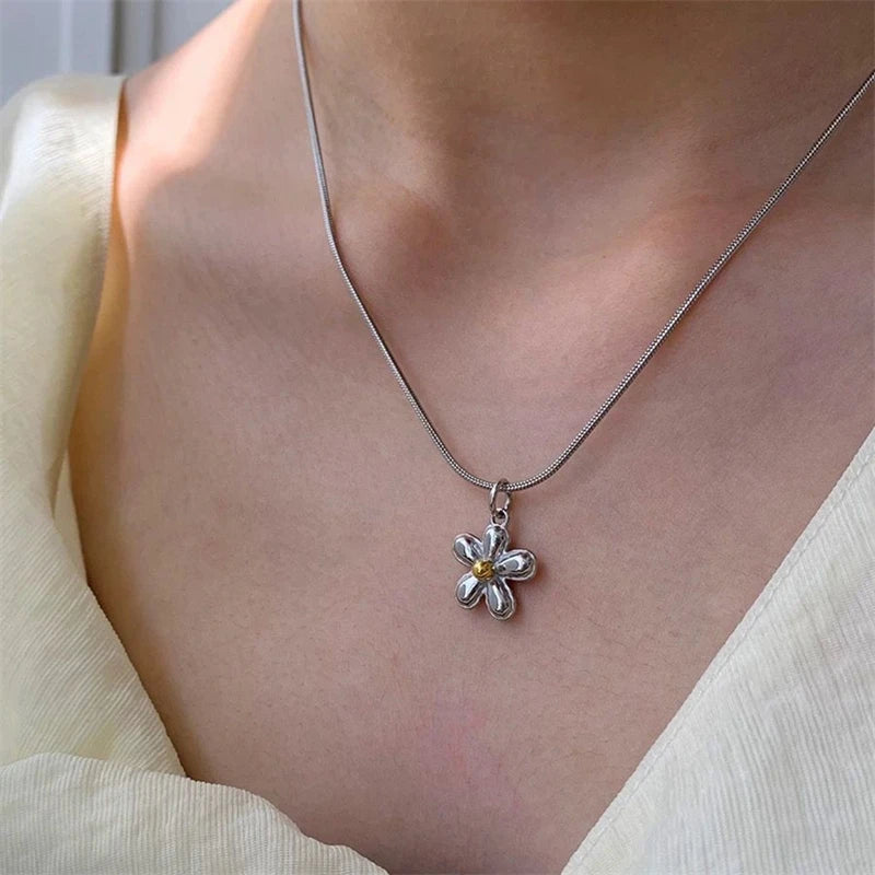 Collier avec fleur design argenté