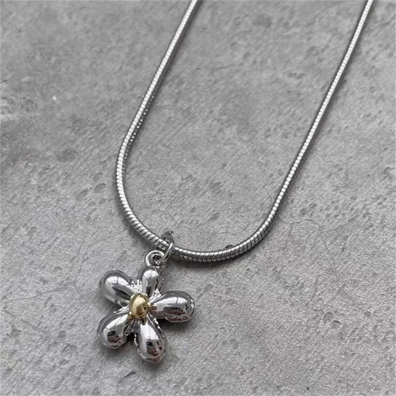 Collier avec fleur design argenté