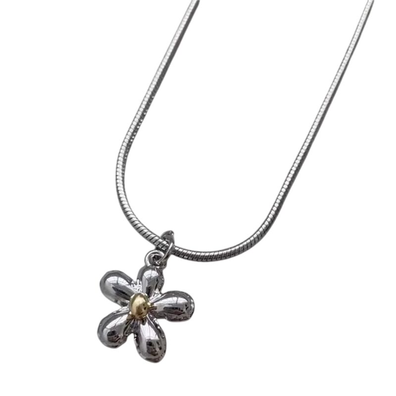 Collier avec fleur design argenté