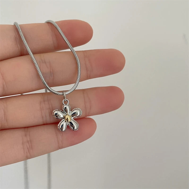 Collier avec fleur design argenté