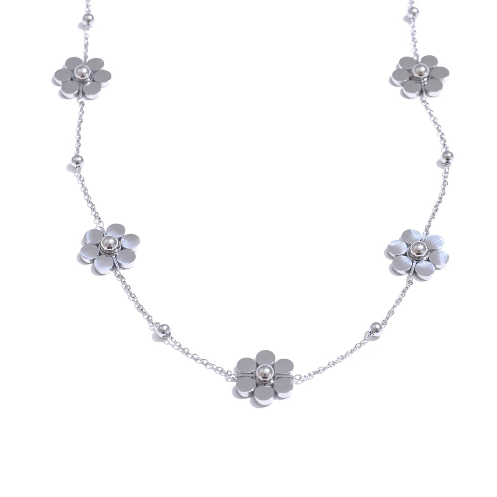 Collier avec fleurs multiples argenté