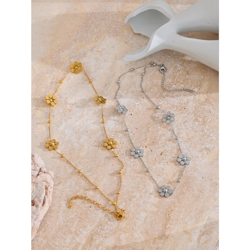 Collier avec fleurs multiples argenté