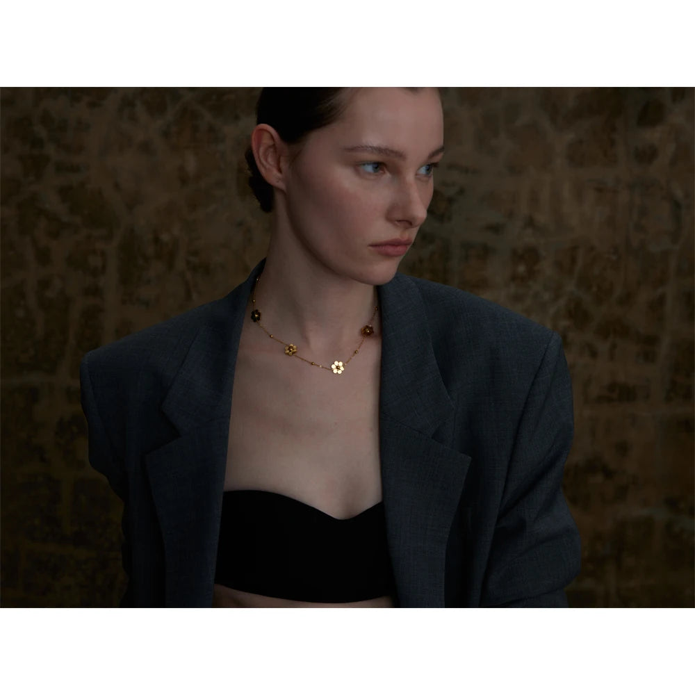Collier avec fleurs multiples doré