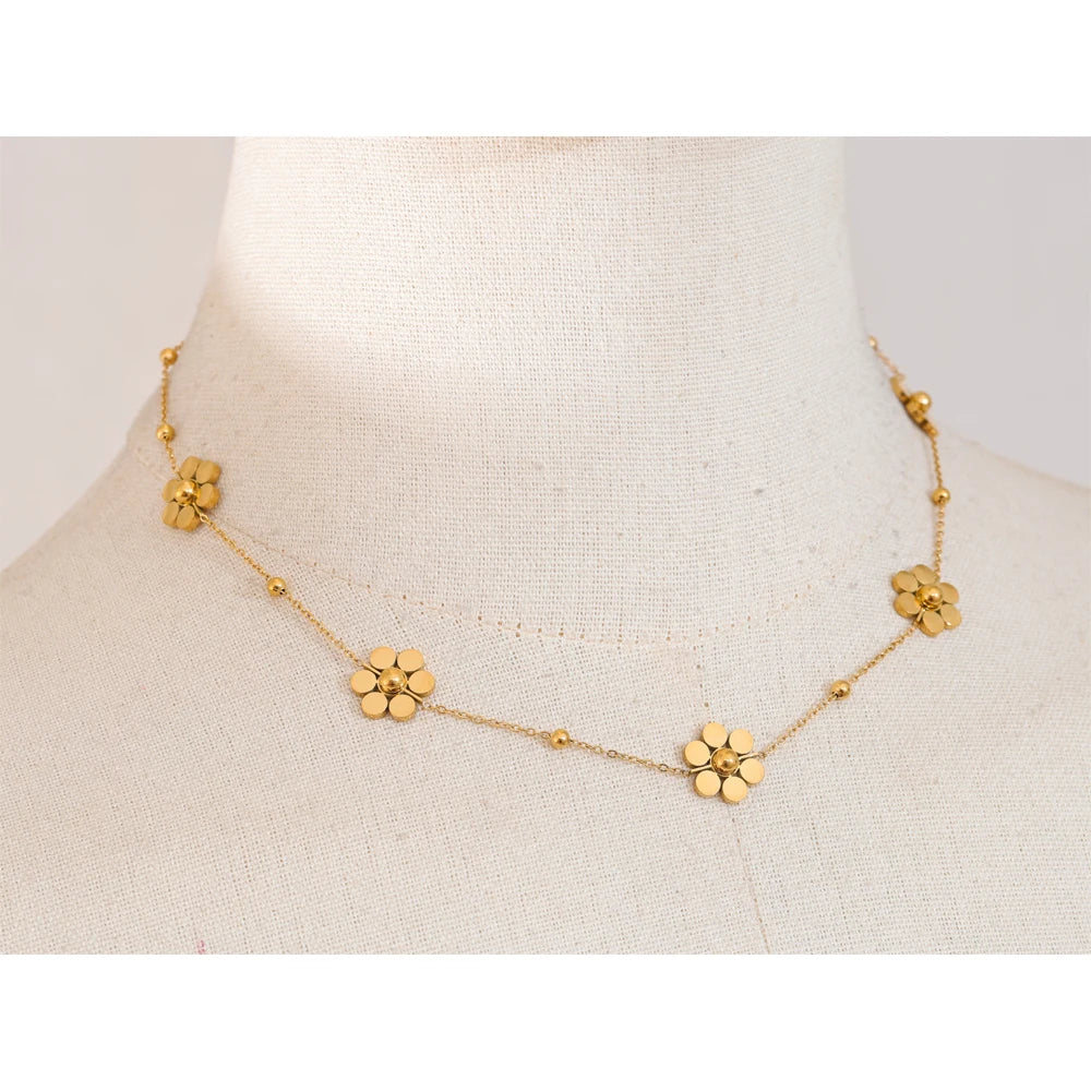 Collier avec fleurs multiples doré