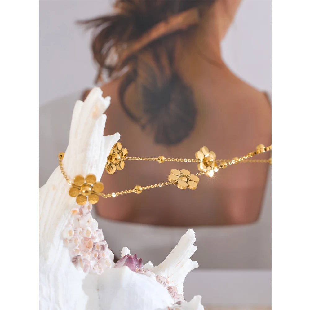 Collier avec fleurs multiples doré