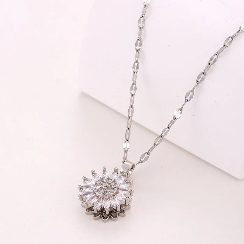 Collier fleur argentée rotative